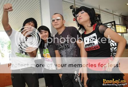chua Foto+kotak+and chua kotak band. chua Foto+kotak+and